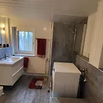 Am Saalebogen Mit Gartenterrasse, Grillkamin Und Freie Parkplaetze *