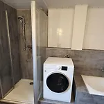 Am Saalebogen Mit Gartenterrasse, Grillkamin Und Freie Parkplaetze
