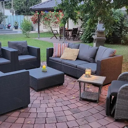 Am Saalebogen Mit Gartenterrasse, Grillkamin Und Freie Parkplaetze *