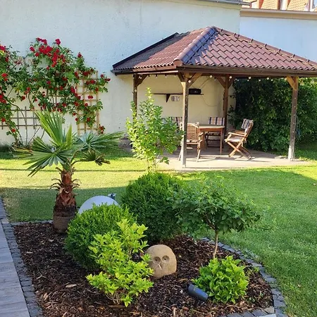 Am Saalebogen Mit Gartenterrasse, Grillkamin, Freie Parkplaetze