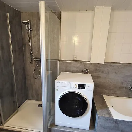 Am Saalebogen Mit Gartenterrasse, Grillkamin Und Freie Parkplaetze