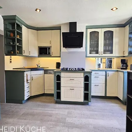 Am Saalebogen Mit Gartenterrasse, Grillkamin Und Freie Parkplaetze
