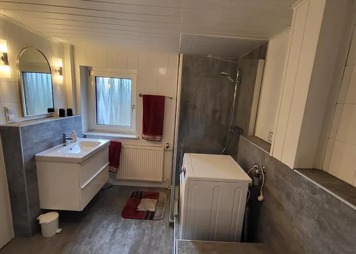 Am Saalebogen Mit Gartenterrasse, Grillkamin Und Freie Parkplaetze *