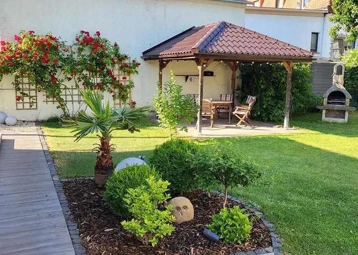 Am Saalebogen Mit Gartenterrasse, Grillkamin Und Freie Parkplaetze