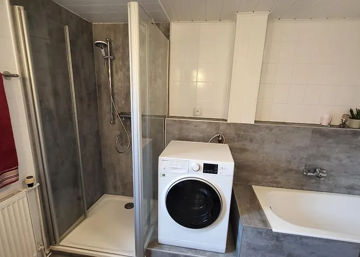 Am Saalebogen Mit Gartenterrasse, Grillkamin Und Freie Parkplaetze