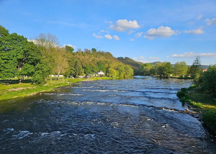 Am Saalebogen Mit Gartenterrasse, Grillkamin Und Freie Parkplaetze