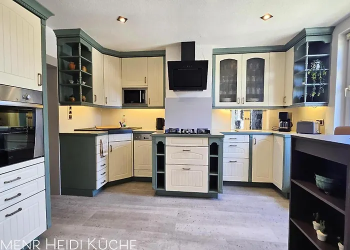 Am Saalebogen Mit Gartenterrasse, Grillkamin Und Freie Parkplaetze