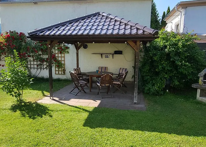 Am Saalebogen Mit Gartenterrasse, Grillkamin Und Freie Parkplaetze *